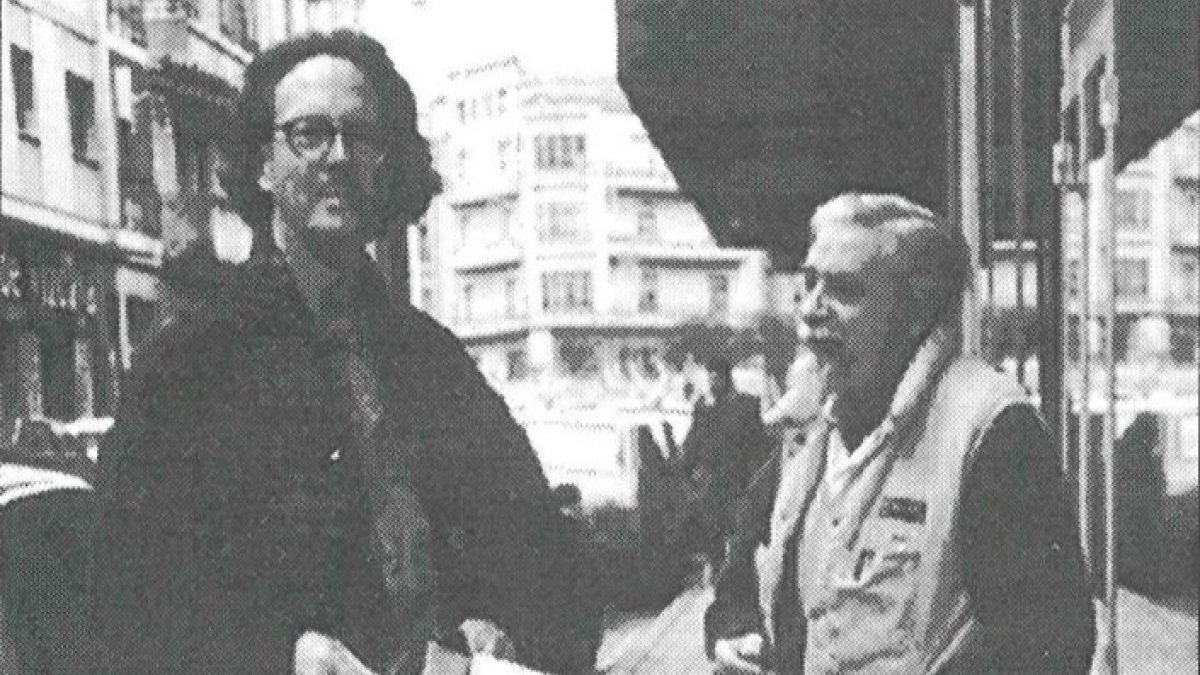 Blog de Joaquín Alcalde.  El escritor austriaco Peter Handke con Antonio Ruiz, en la puerta de la Librería GAR (Revista Abanco)