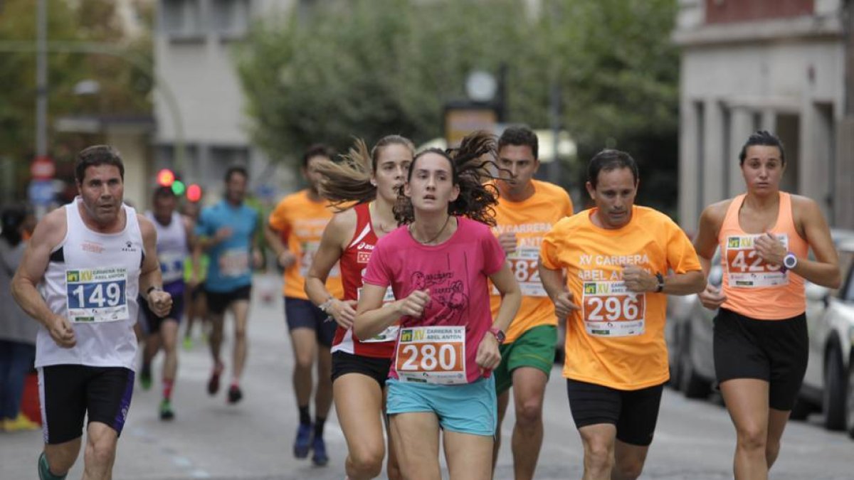 Un grupo de corredores en la Carrera Abel Antón celebrada ayer.-Diego Mayor