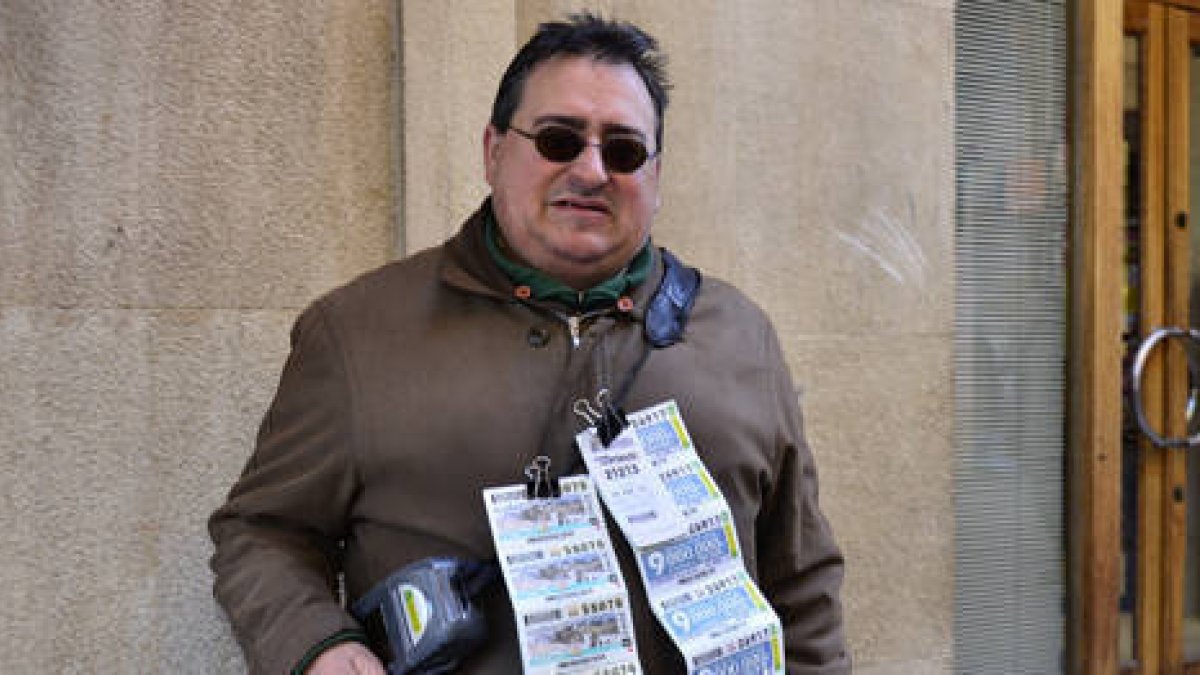 Francisco Aldea Aragonés, el vendedor de los diez cupones de la ONCE agraciados el lunes. / VALENTÍN GUISANDE-