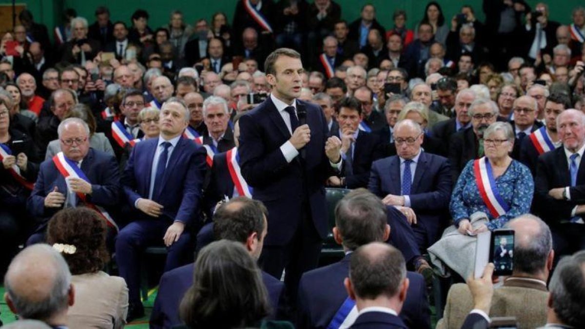 Emmanuel Macron se dirige a un grupo de alcaldes de la Normandía rural, el 15 de enero del 2019, en Grand Bourgtheroulde.-REUTERS