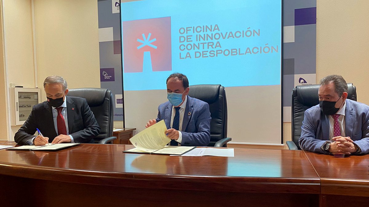 Firma del convenio para poner en marcha la oficina contra la despoblación.-HDS