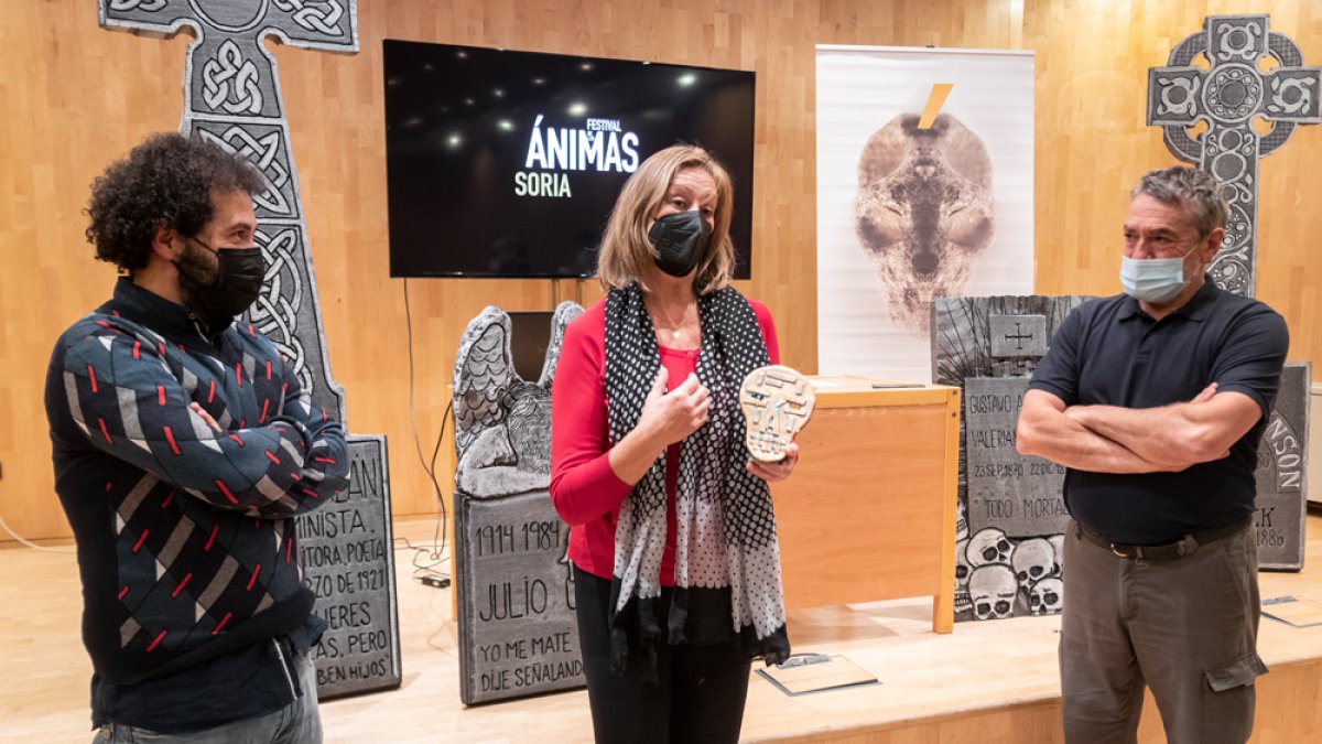 La Asociación de Amigos de las Ánimas entrega un reconocimiento a la escritora Lucía Santamaría, ayer. GONZALO MONTESEGURO