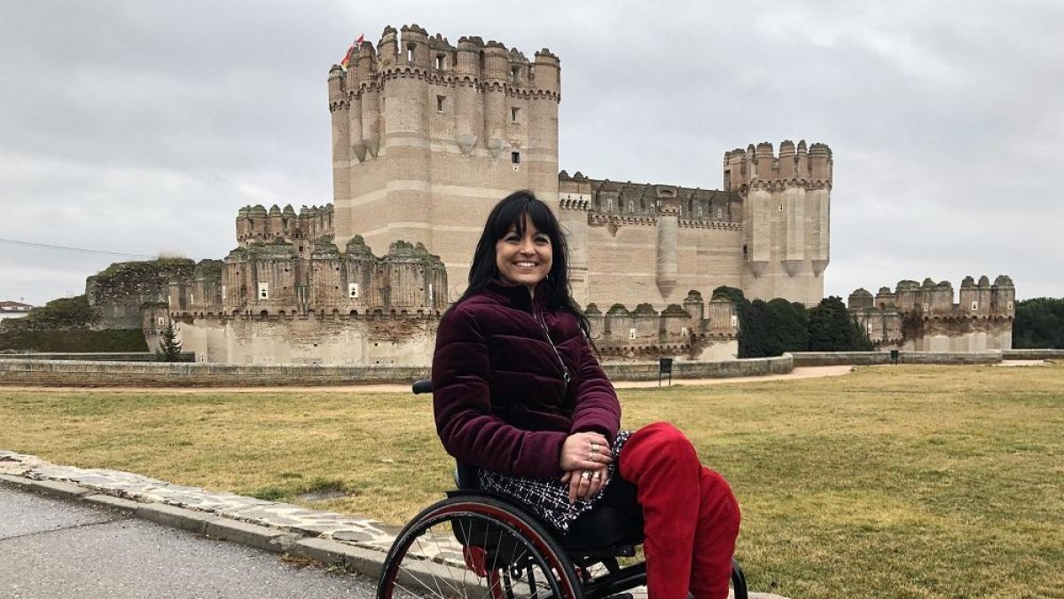 Mari Paz González en los jardines del castillo mudéjar de los Fonseca, en Coca.-- ARGICOMUNICACIÓN