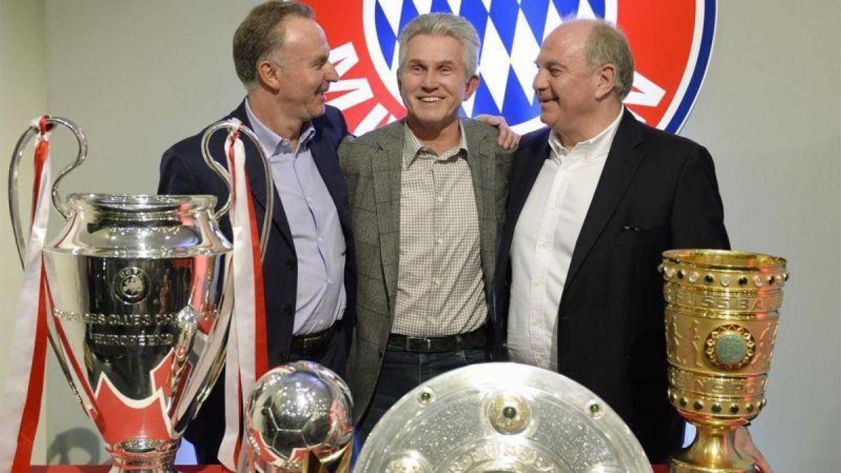 Rummenigge, Heynckes y Hoeness posan con los trofeos logrados por el Bayern en la temporada 2012-13.-AFP / CHRISTOF STACHE