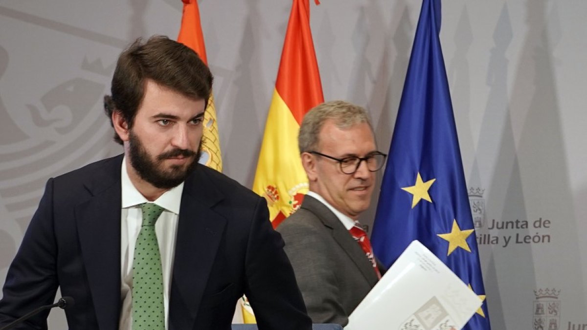 García-Gallardo y Veganzones presentan las medidas. RUBÉN CACHO - ICAL