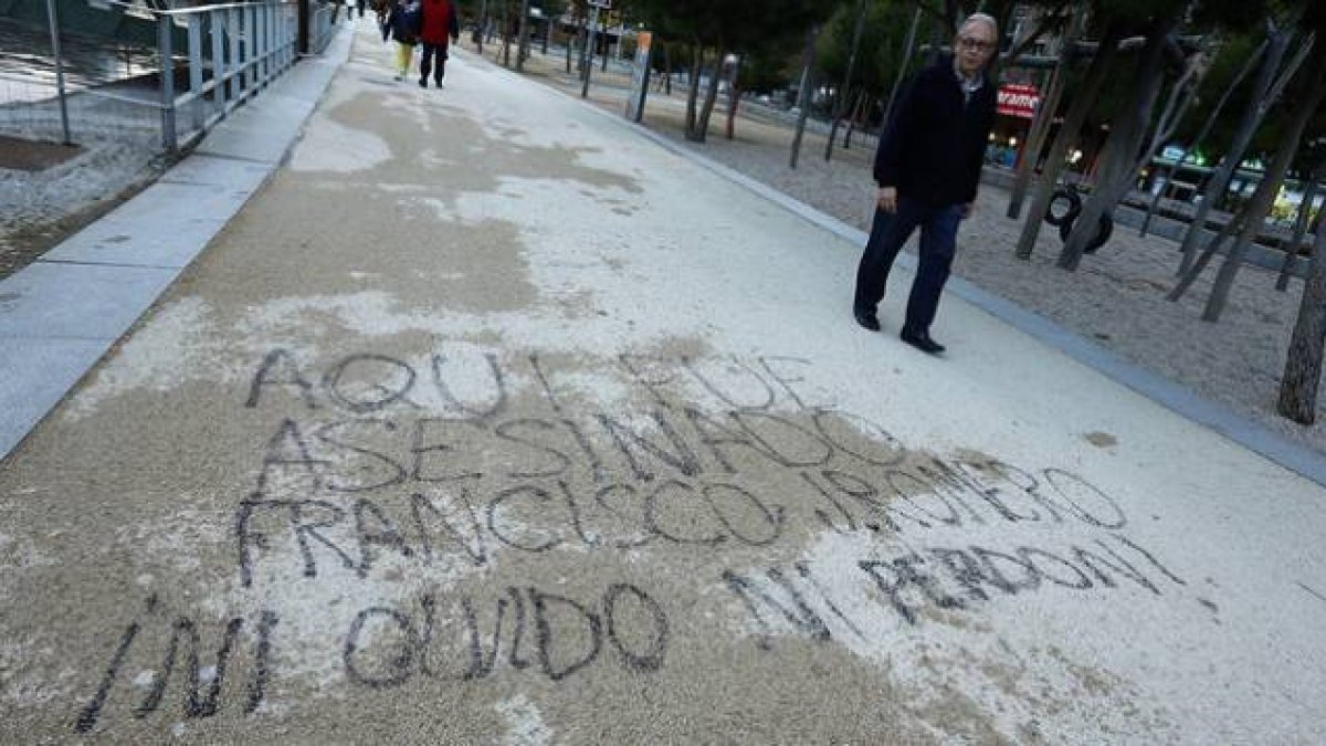 Pintada en el lugar donde murió el ultra deportivista Francisco Javier Romero Taboada, alias 'Jimmy', el pasado 1 de diciembre.-Foto: JUAN MANUEL PRATS