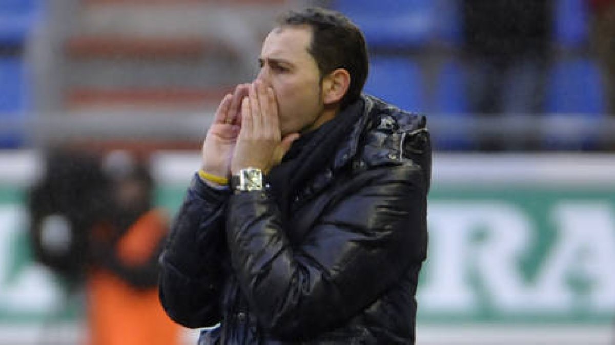 El preparador del Numancia, Pablo Machín, durante un encuentro. / DIEGO MAYOR-