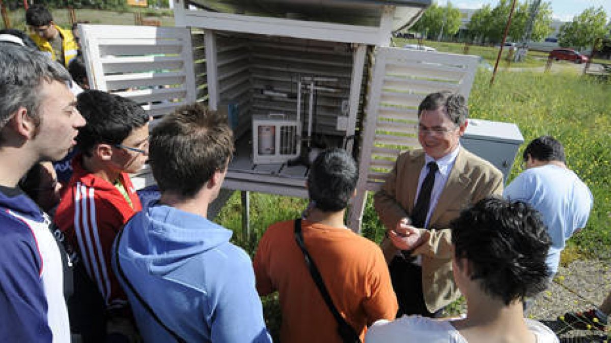 Pablo Ortiz enseña la estación meteorológica a los chicos de Ande Soria. / ÚRSULA SIERRA-