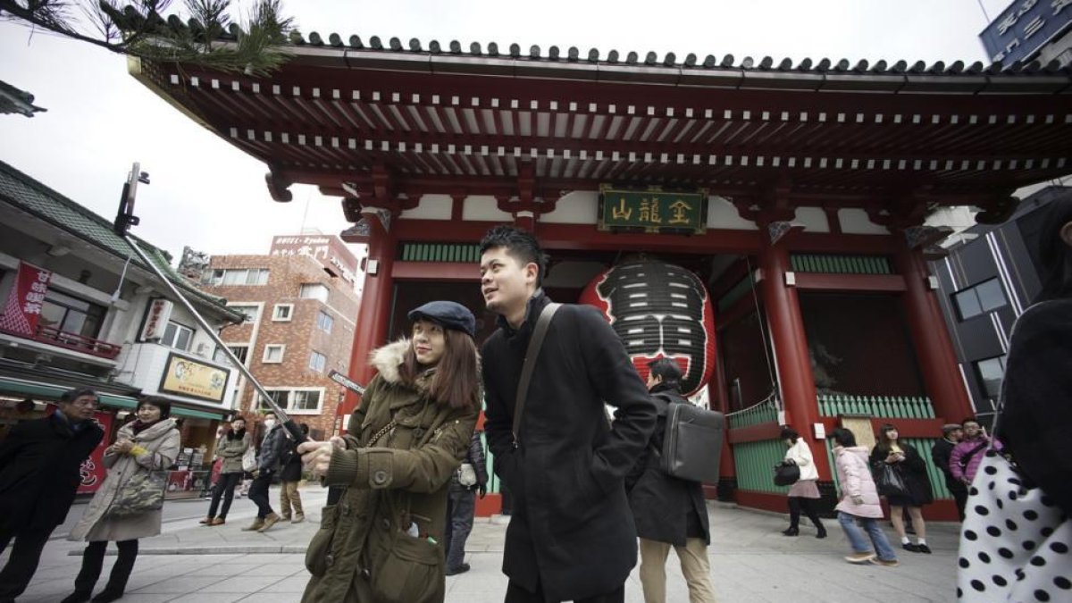 Turistas asiáticos en Tokio.-Eugene Hoshiko / AP