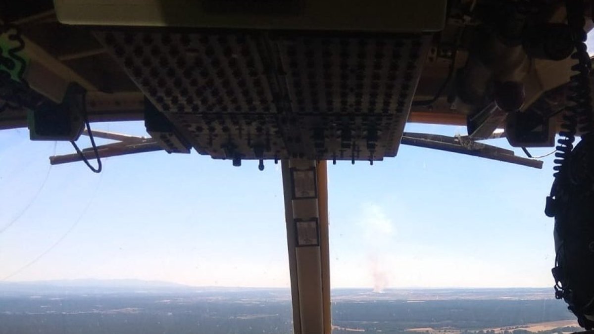 Vista de la columna de humo desde un helicóptero de la BRIF de Lubia, a 20 kilómetros de distancia. BRIF LUBIA