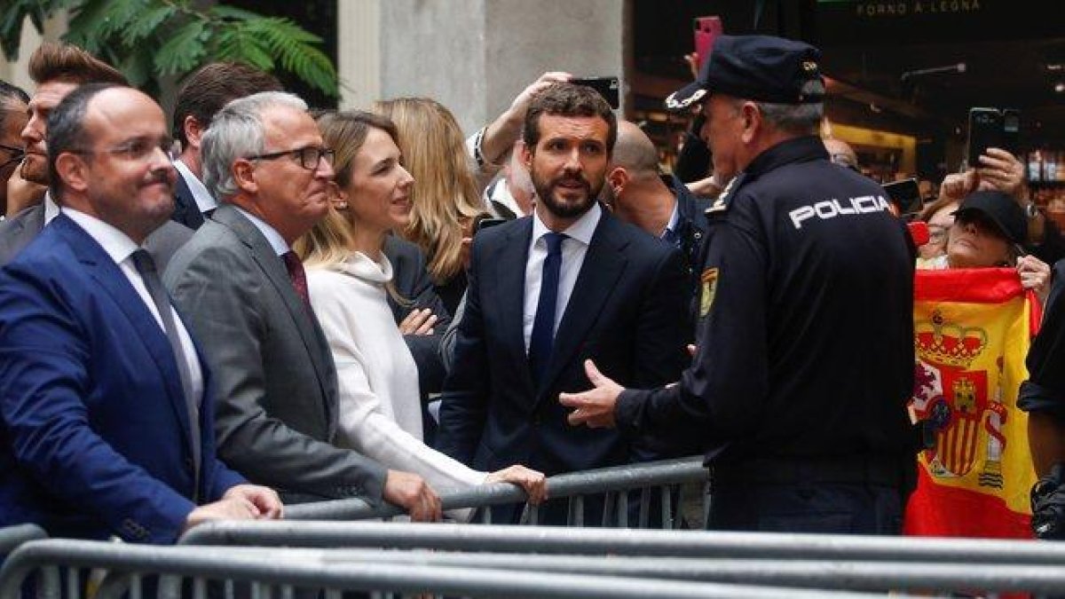 Casado habla con un mando policial en la Jefatura de Via Laietana, acompañado de Álvarez de Toledo, Bou y Fernández.-EFE / QUIQUE GARCÍA