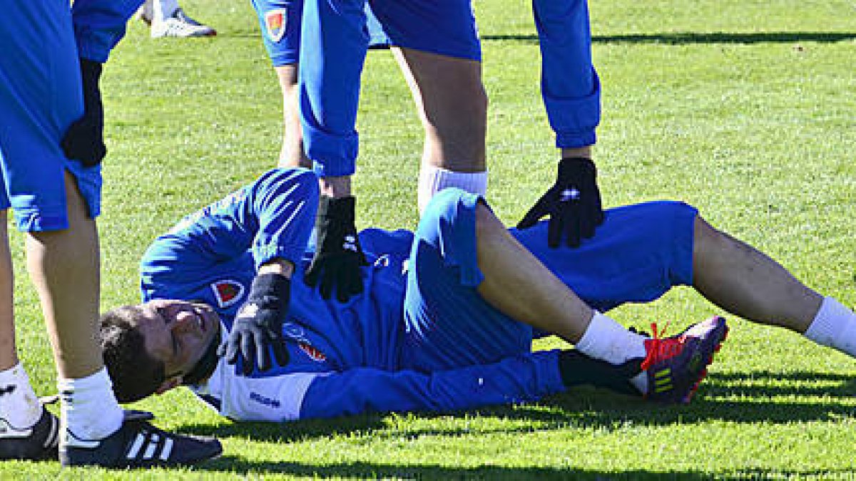 Juanjo en el momento de caer lesionado en el entrenamiento de ayer. / ÁLVARO MARTÍNEZ-
