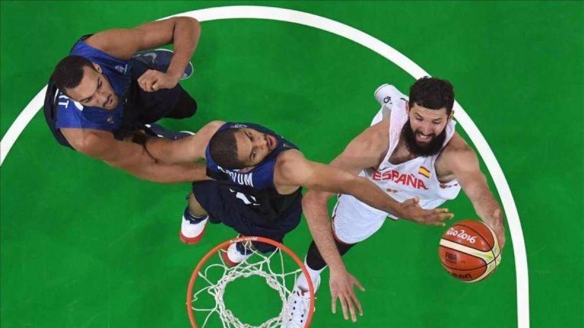 Mirotic culmina una canasta en en presencia de Batum y Gobert.-ANDREJ ISAKOVIC