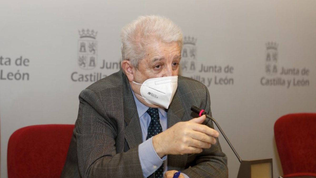 El director general de Producción Agropecuaria, Agustín Álvarez, informa sobre los casos de gripe aviar en la Comunidad. IVÁN TOMÉ-ICAL