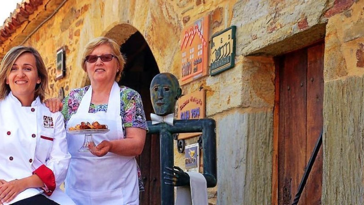 Laura Alonso y su madre Josefina Nieto en la puerta del hotel. Arriba, platos del cocido maragato que preparan.-L.P.