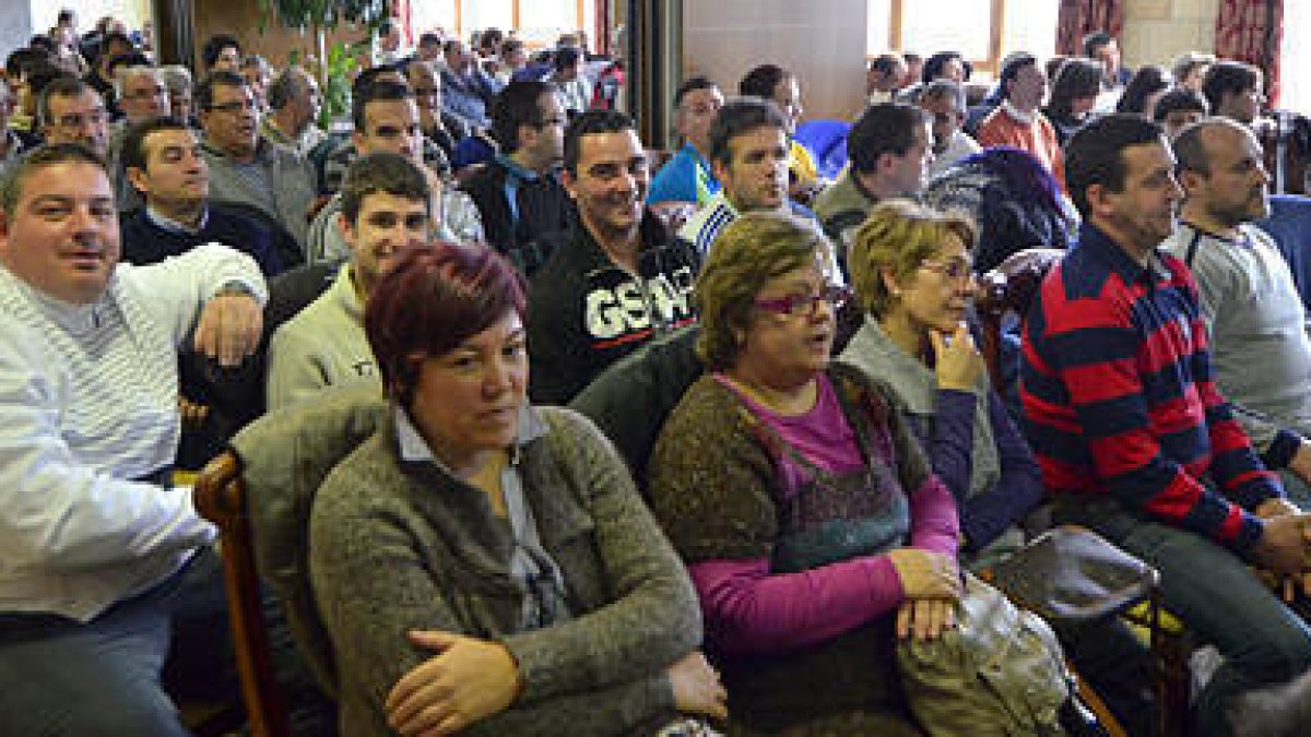Los trabajadores asistentes al curso de motivación de Norma. / VALENTÍN GUISANDE-