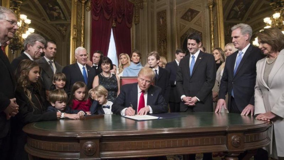 Trump firma sus primeros decretos.-AFP / J Scott Applewhite