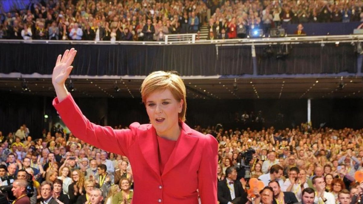 Sturgeon saluda tras su discurso en la conferencia anual del SNP, en Glasgow, este sábado.-AFP / ANDY BUCHANAN