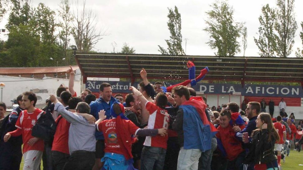 El Uxama celebró en Briviesca el regreso a Tercera doce años después.-Gerardo González