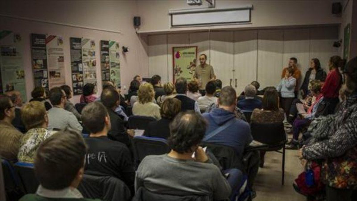 Asamblea en la sede de Adicae sobre las clausulas suelo en Barcelona.-CARLOS MONTAÑÉS