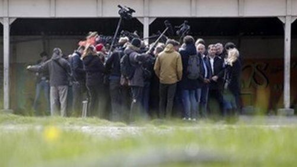 Decenas de periodistas esperan que sus colegas sean liberados.-REUTERS