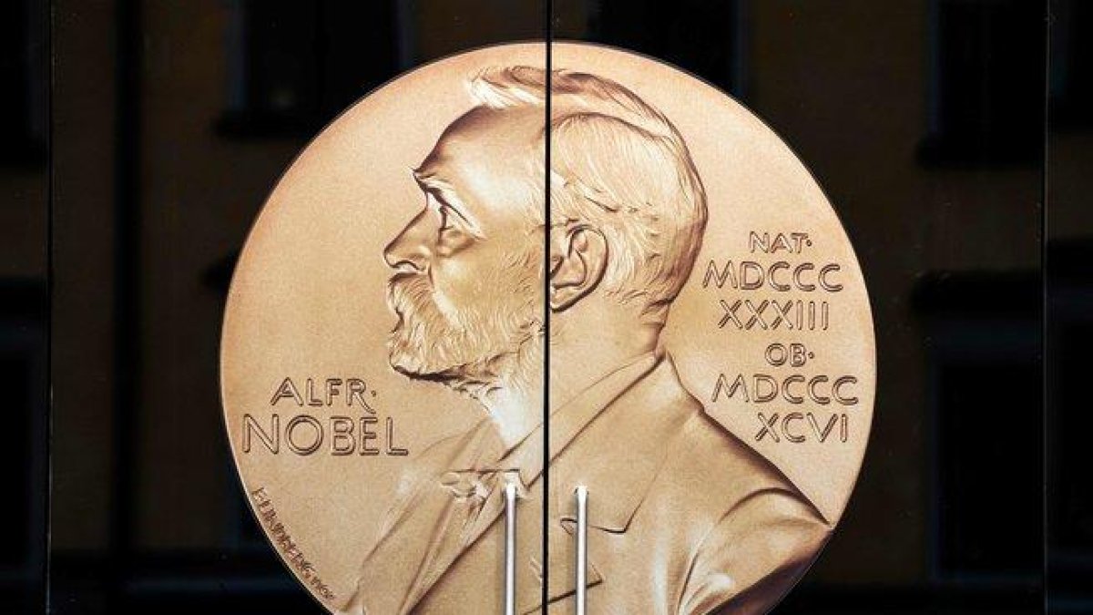 La imagen de Alfred Nobel en la puerta del museo sobre su figura, en Estocolmo.-AFP