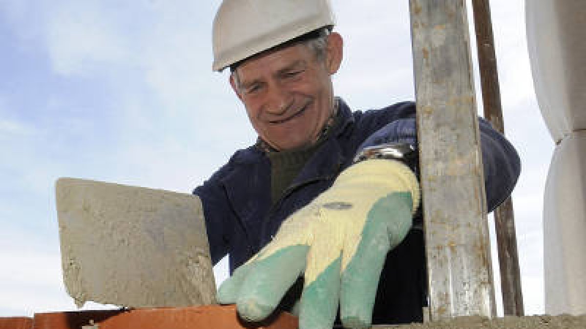 Un trabajador de la construcción, en una imagen de archivo. / VALENTÍN GUISANDE-