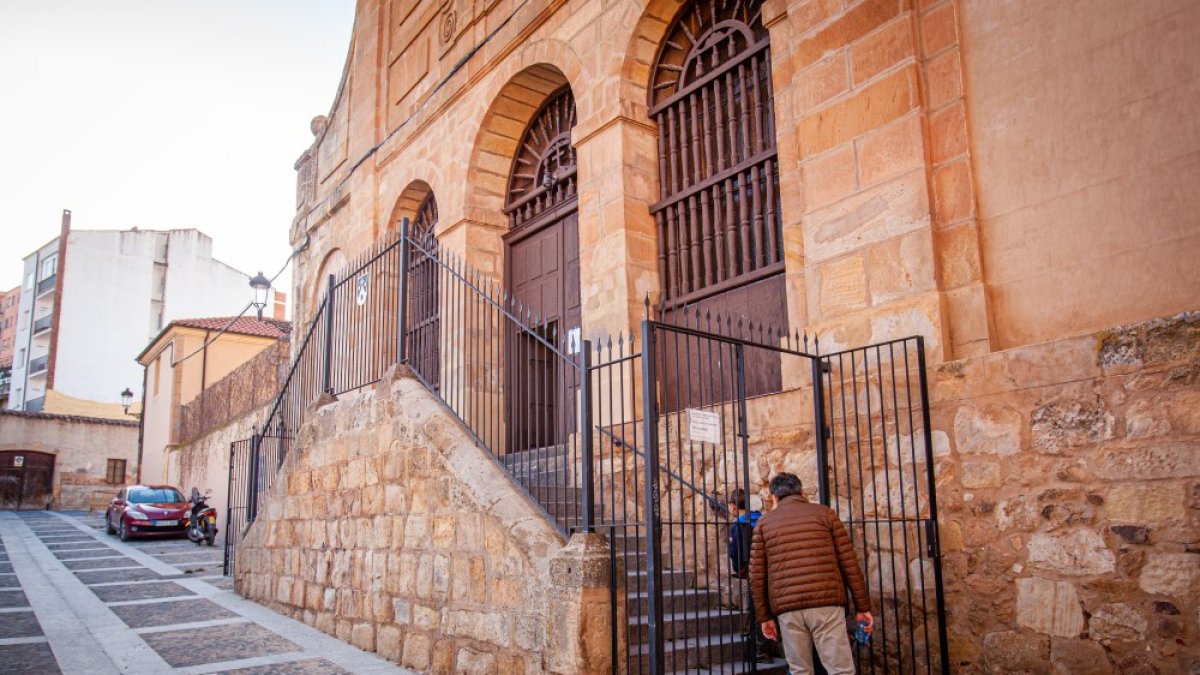 Portada del convento del Carmen en Soria, por el momento libre de grafitis. MARIO TEJEDOR