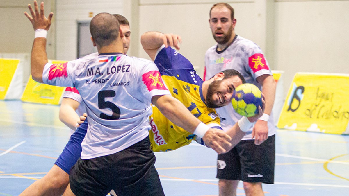Kevin Lodos, del BM Soria, intenta superar la defensa del Camargo durante el partido del pasado sábado. MARIO TEJEDOR