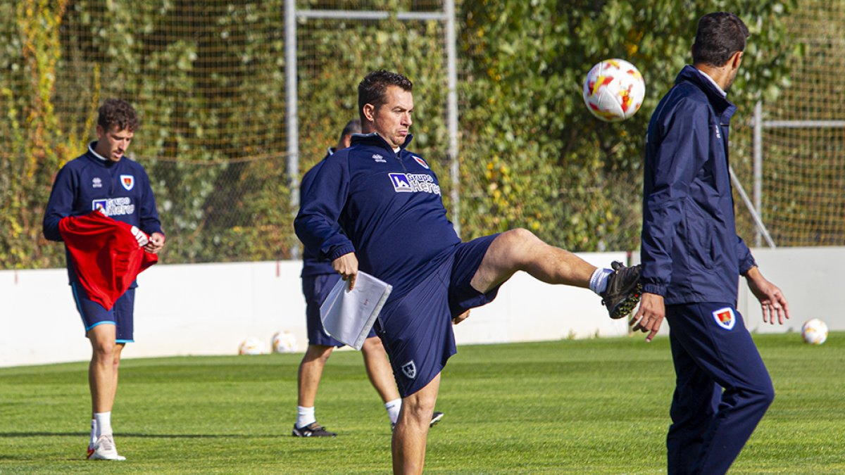 Diego Martinez durante el entrenamiento de este viernes en la Ciudad del Fútbol. MARIO TEJEDOR