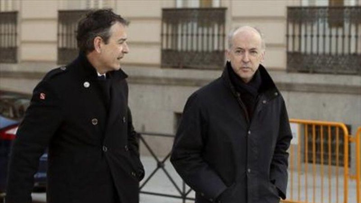 Manuel Sánchez Ortega y Felipe Benjumea (derecha), camino de la Audiencia Nacional para declarar por las indeminizaciones percibidas.-EFE / BALLESTEROS