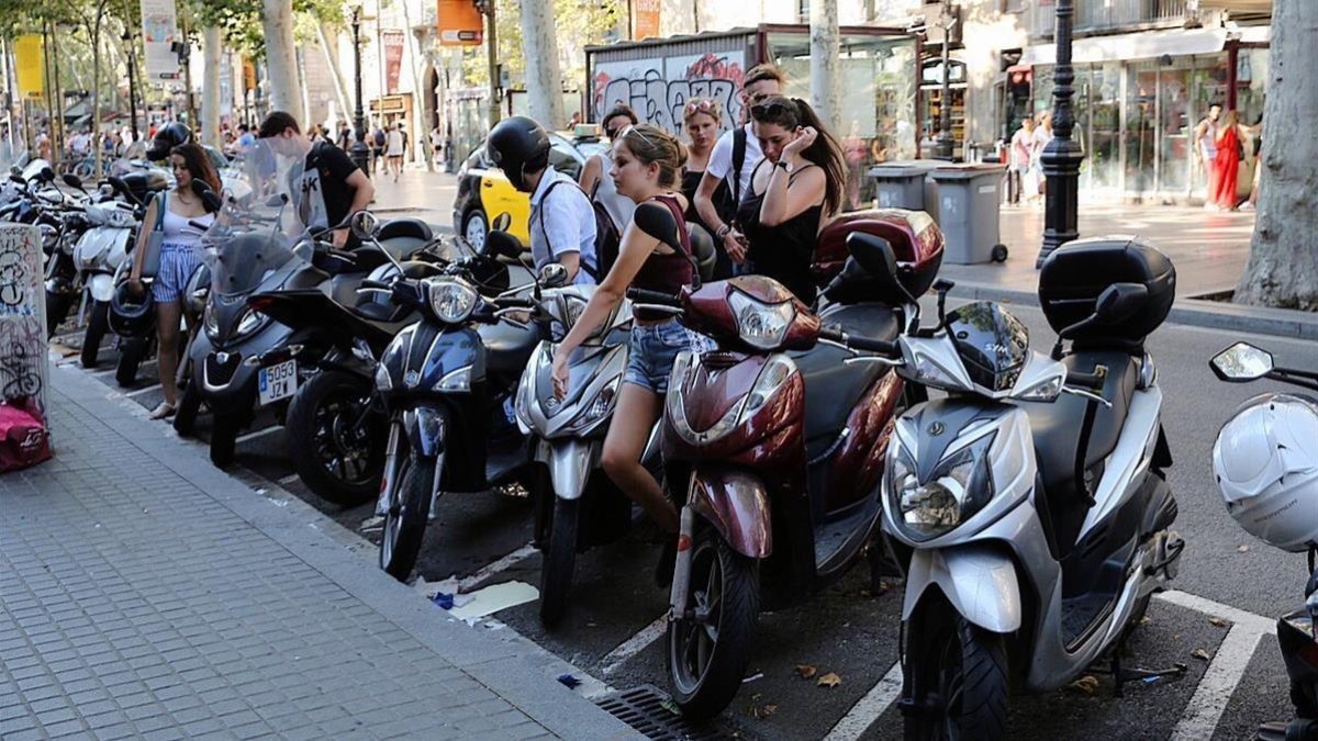 Motos aparcadas-JOAN CORTADELLAS