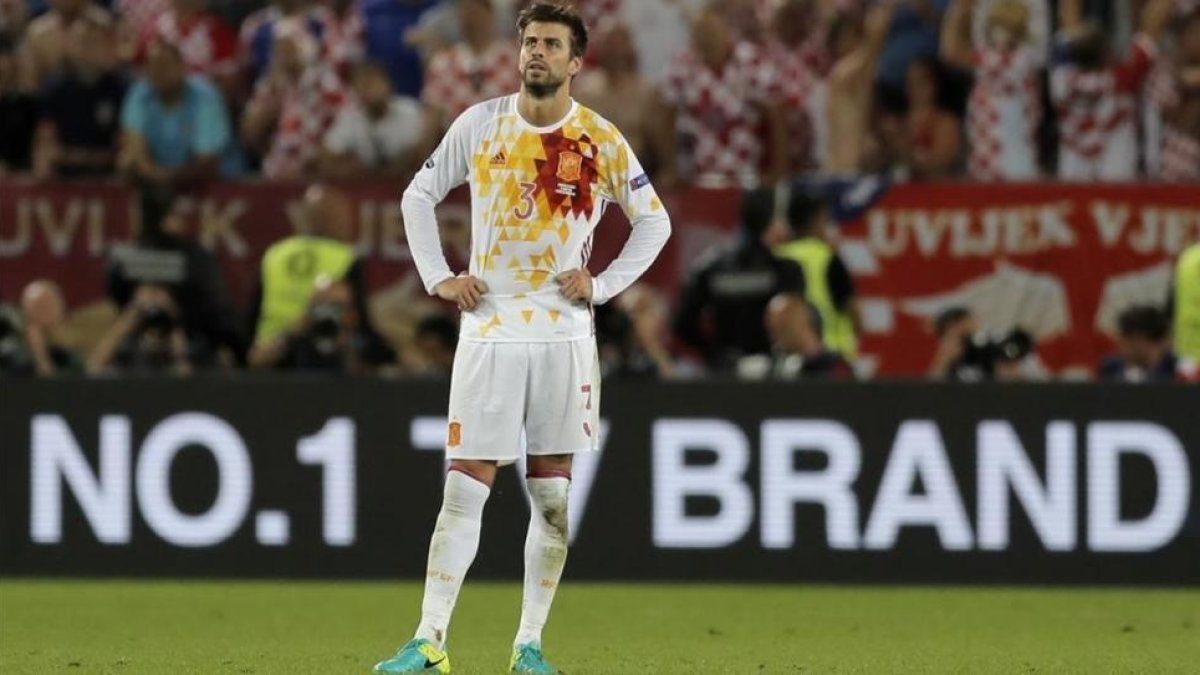 Piqué se lamenta tras el gol de Perisic que le dio la victoria a Croacia.-AP / MANU FERNÁNDEZ