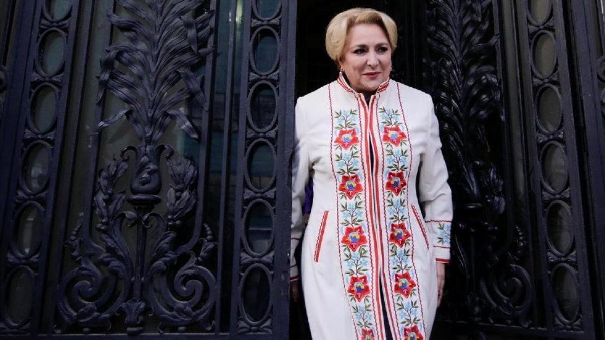 Viorica Dancila habla con los medios en Bucarest, el 16 de enero.-REUTERS / INQUAM PHOTOS / GEORGE CALIN