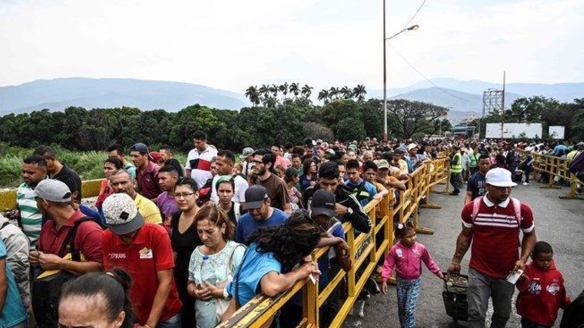 La migración de Venezuela hacia Colombia a través del puente fronterizo Simón Bolivar.-AFP