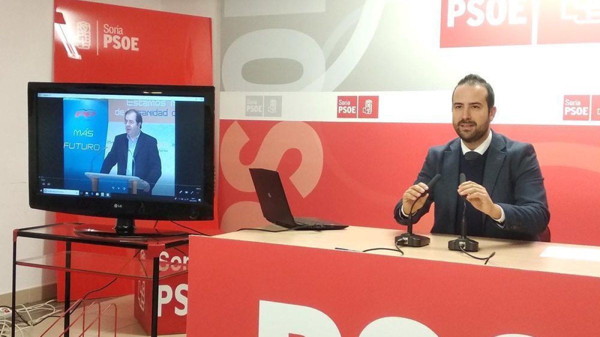 Hernández muestra la grabación de 2007 en la que Herrera anunciaba el servicio.-TOÑO CARRILLO