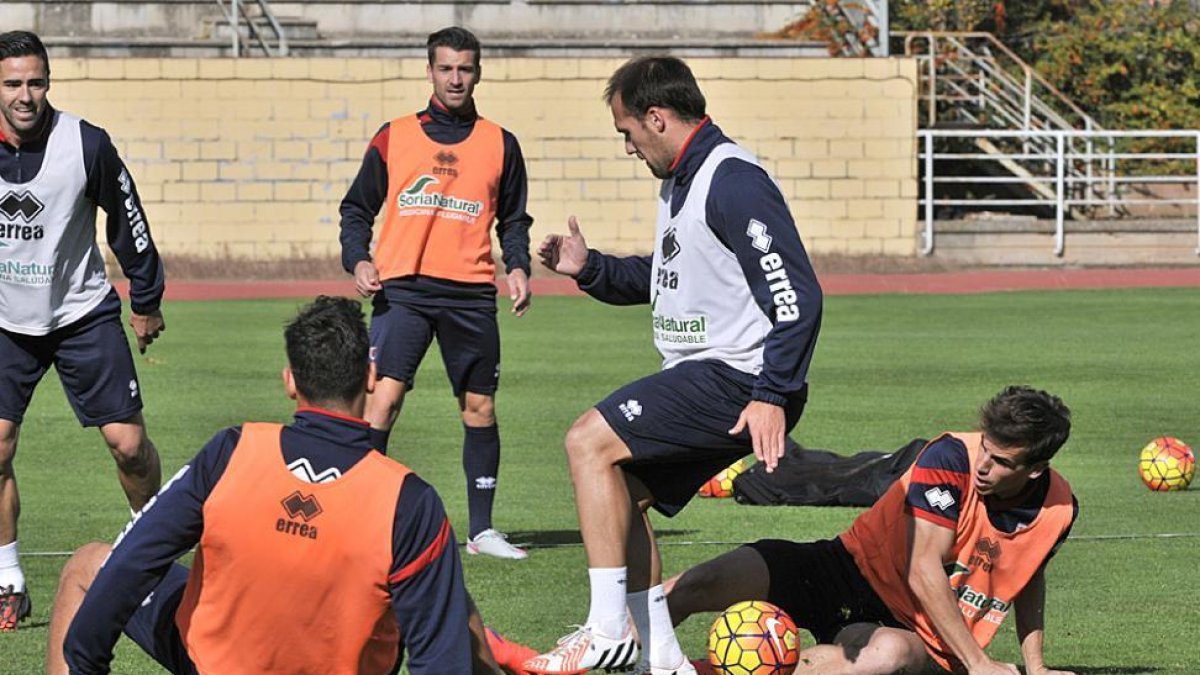 Varios jugadores del Numancia durante un entrenamiento.-VALENTÍN GUISANDE