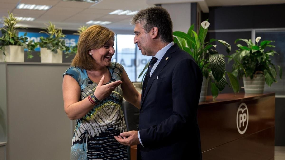 El portavoz del PP en el Senado, Ignacio Cosidó, y la presidenta del PP valenciano, Isabel Boning, este viernes, 10 de agosto, en València. /-EFE / BIEL ALINO