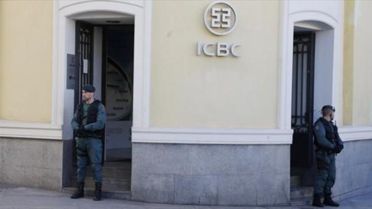 Guardias civiles en el ICBC en el paseo de Recoletos de Madrid, ayer.-AGUSTÍN CATALÁN