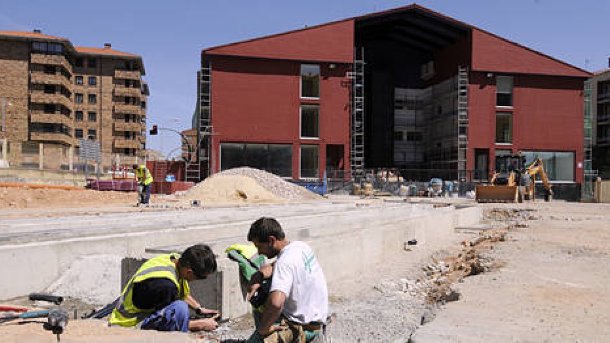 Estado actual de las obras de la plaza en el Infantes de Lara. / ÁLVARO MARTÍNEZ-