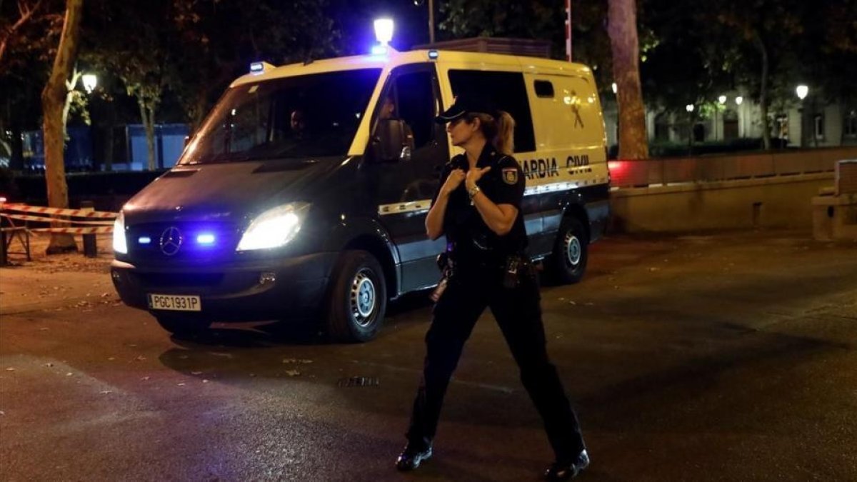 Un furgón de la Guardia Civil traslada a Jordi Sànchez y Jordi Cuixart a la prisión de Soto del Real.-REUTERS / SUSANA VERA