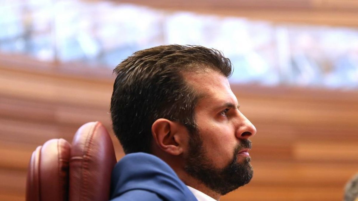 El portavoz socialista Luis Tudanca durante el discurso del presidente de la Junta, Juan Vicente Herrera, en el Debate de política general en las Cortes-ICAL