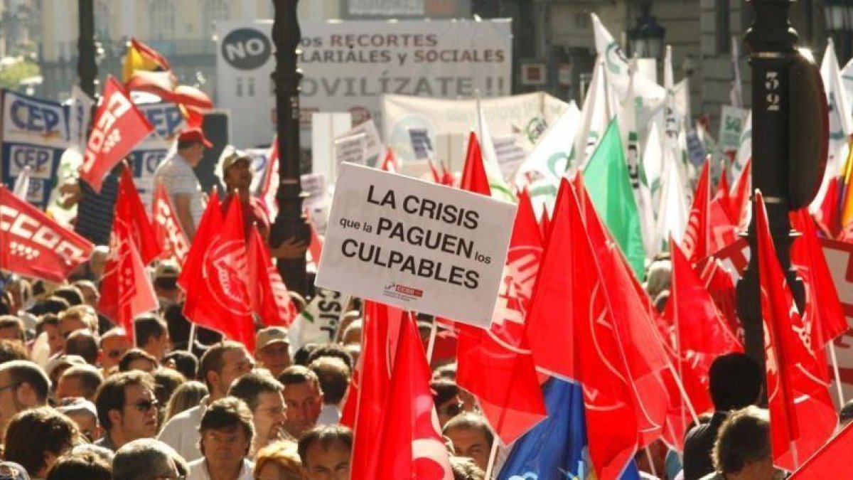 Protestas de funcionarios contra las rebajas salariales y la temporalidad.-KOTE RODRIGO