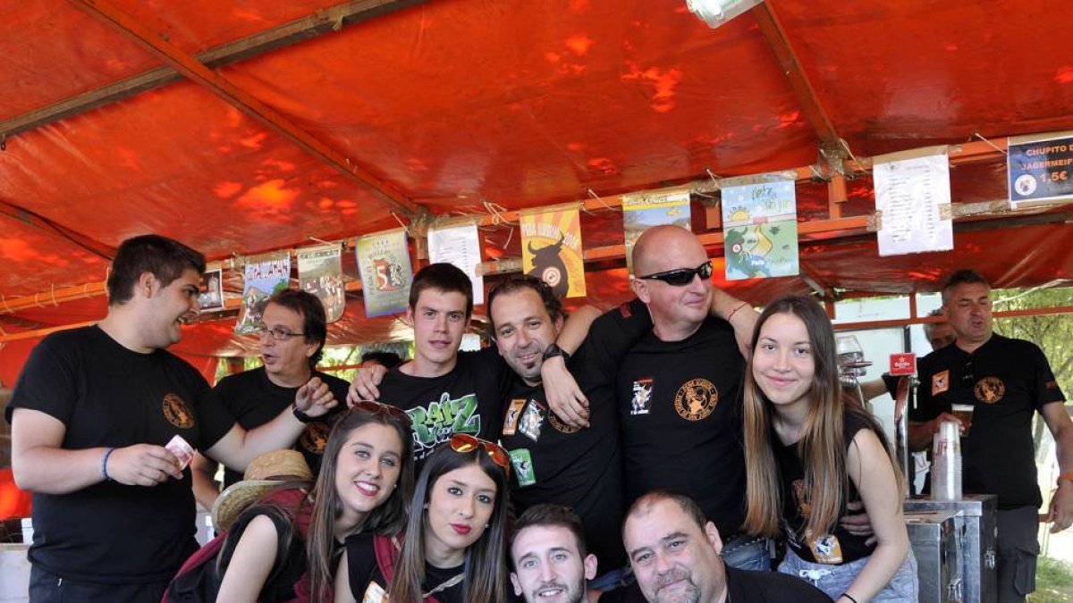Peñistas de la junta directiva de la Ilusión en el chiringuito de Valonsadero.-DIEGO MAYOR