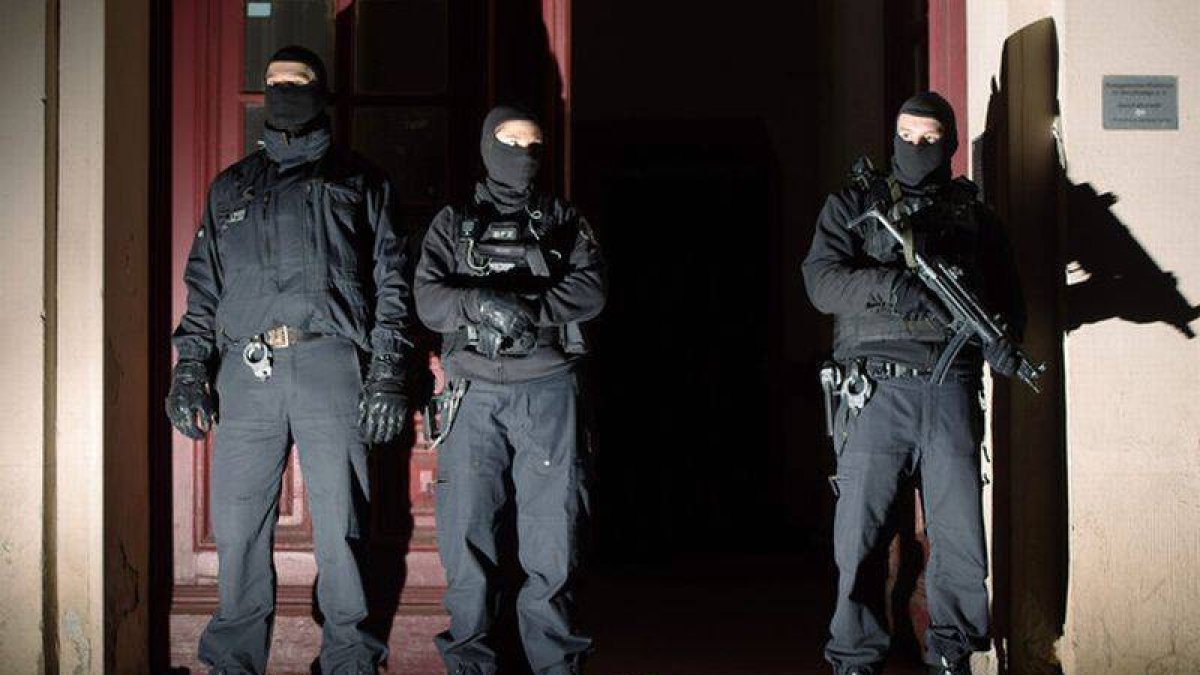 Policías alemanes custodian la entrada de la vivienda donde ha sido detenido un yihadista.-Foto: AP / LUKAS SCHULZE