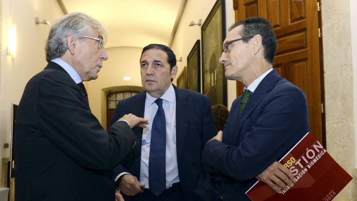 El consejero de Sanidad, Antonio Sáez Aguado (c), junto a los cardiólogos, Francisco Fernández-Avilés (i), y José Alberto San Román, momentos antes de inaugurar el VII Curso de Gestión de Investigación Biomédica, que se celebra en Valladolid-Efe