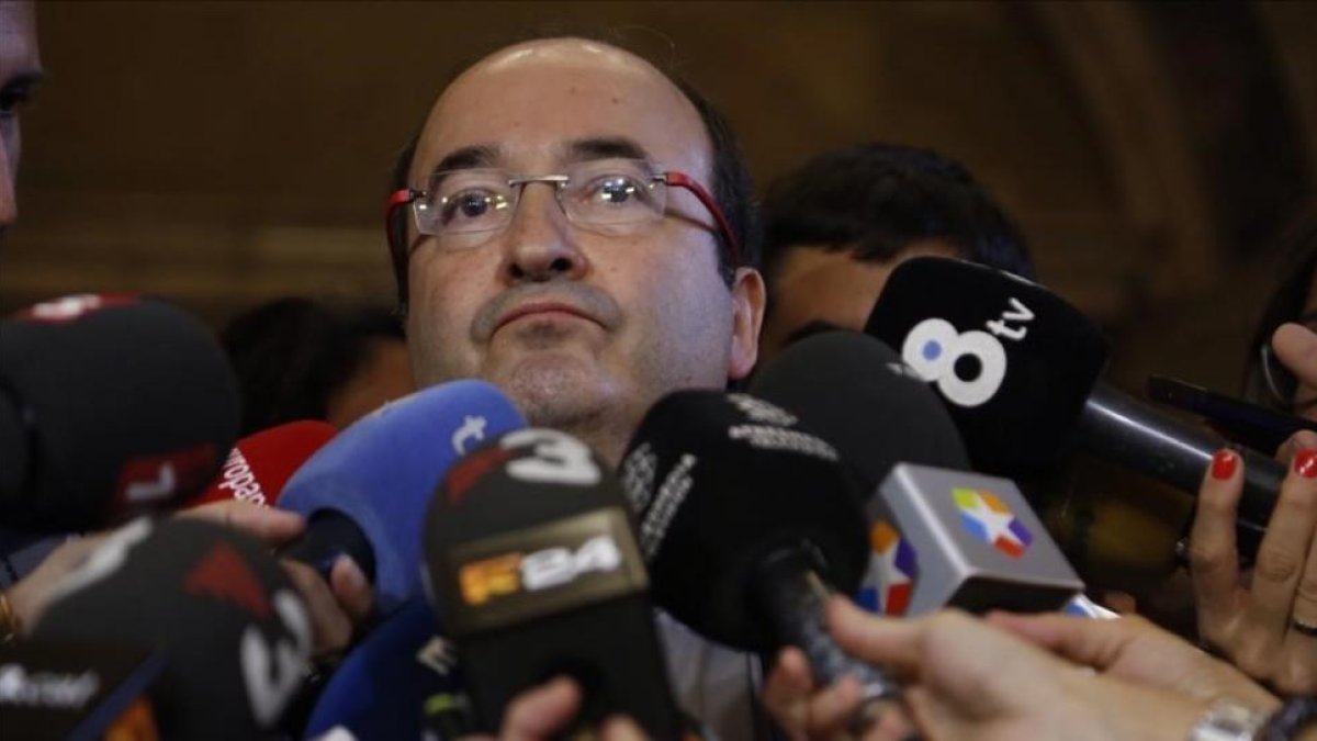 El primer secretario del PSC, Miquel Iceta, en los pasillos del Parlament.-JULIO CARBÓ