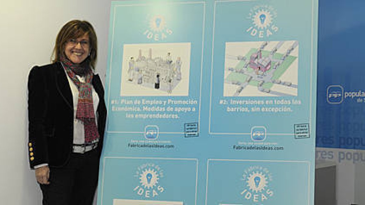 María del Mar Angulo posa junto a la cartelería de ‘La fábrica de las ideas’. / VALENTÍN GUISANDE-