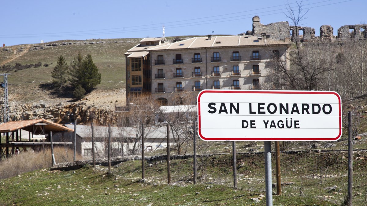 Cartel indicativo de San Leonardo.-HDS