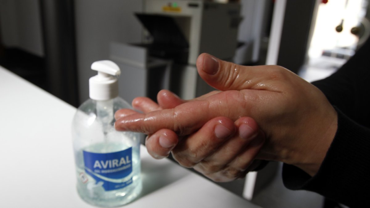 La Diputación coloca gel hidroalcohólico en la entrada para facilitar la higiene y evitar el contagio de coronavirus.-M.T.